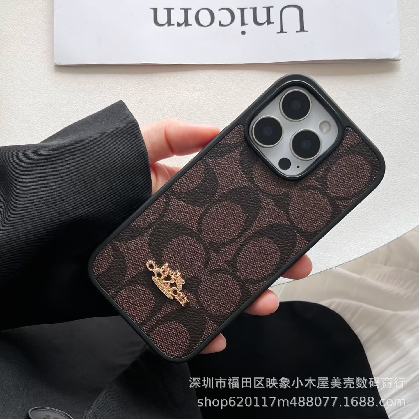 짙은 갈색 (영문 레터링)