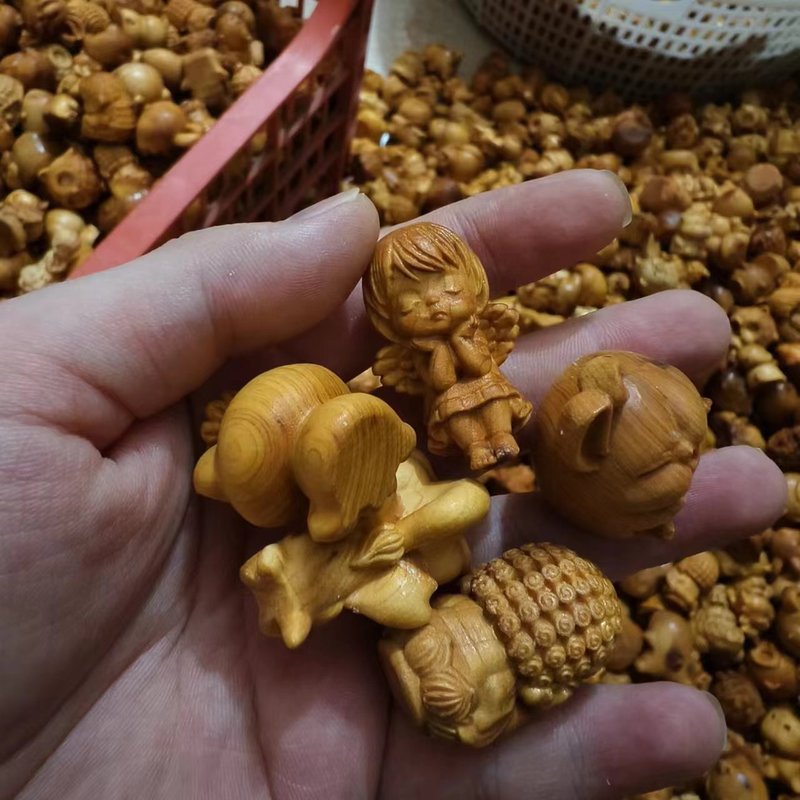 メーカーは崖柏の木の彫刻の手を処理して工芸品の置物の皿を飾って微瑕疵の特価の在庫一掃します。|undefined