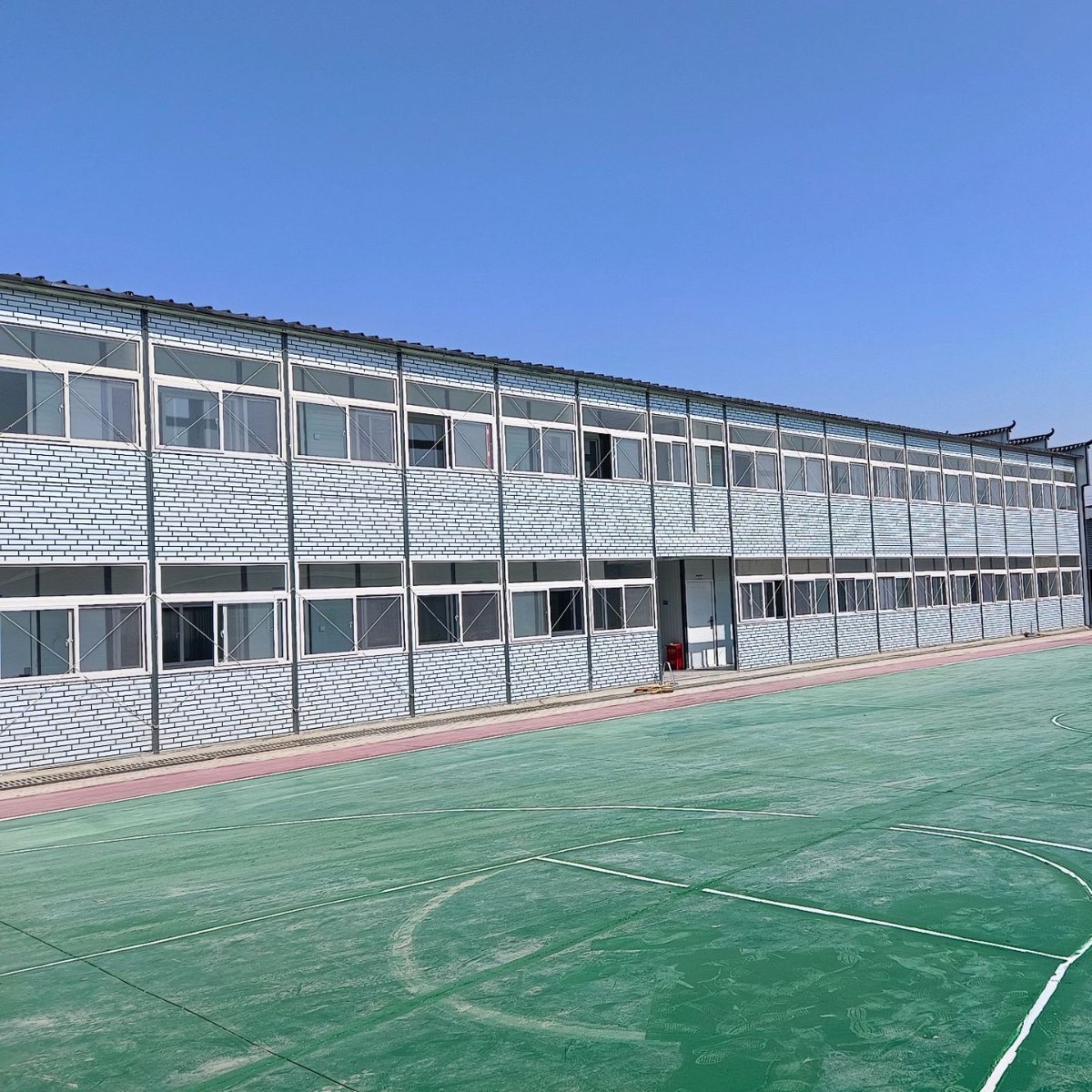 Residentes en el sitio de construcción de casas prefabricadas