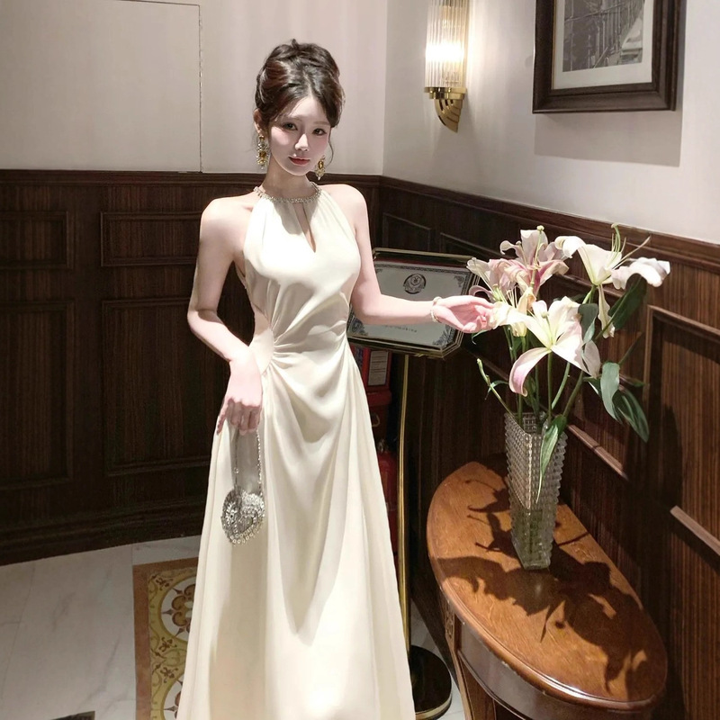 【Kun Yi】French Satin Waist-Cinching Halter Dress with Sparkling Diamonds, High-End White Long Dress for Festive Outfits