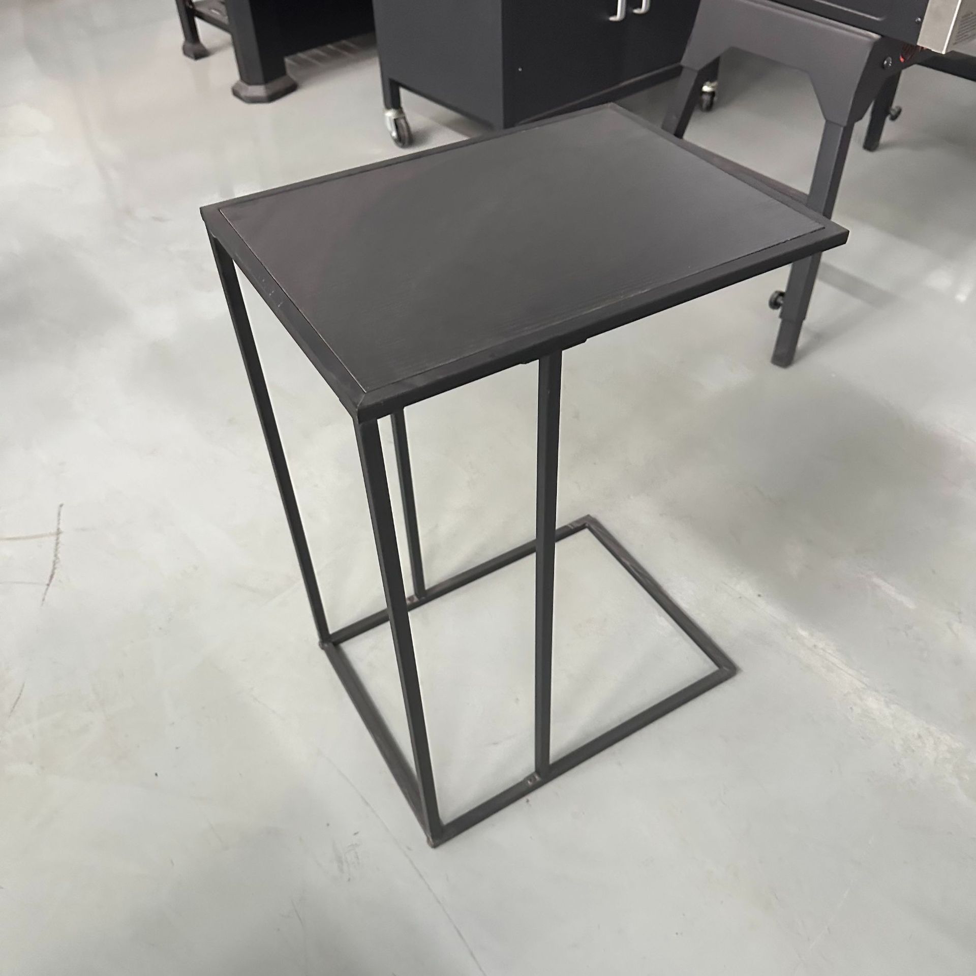 Mesa de té pequeña tipo C estructura de hierro directo de fábrica diseño simple y moderno con tablero de madera