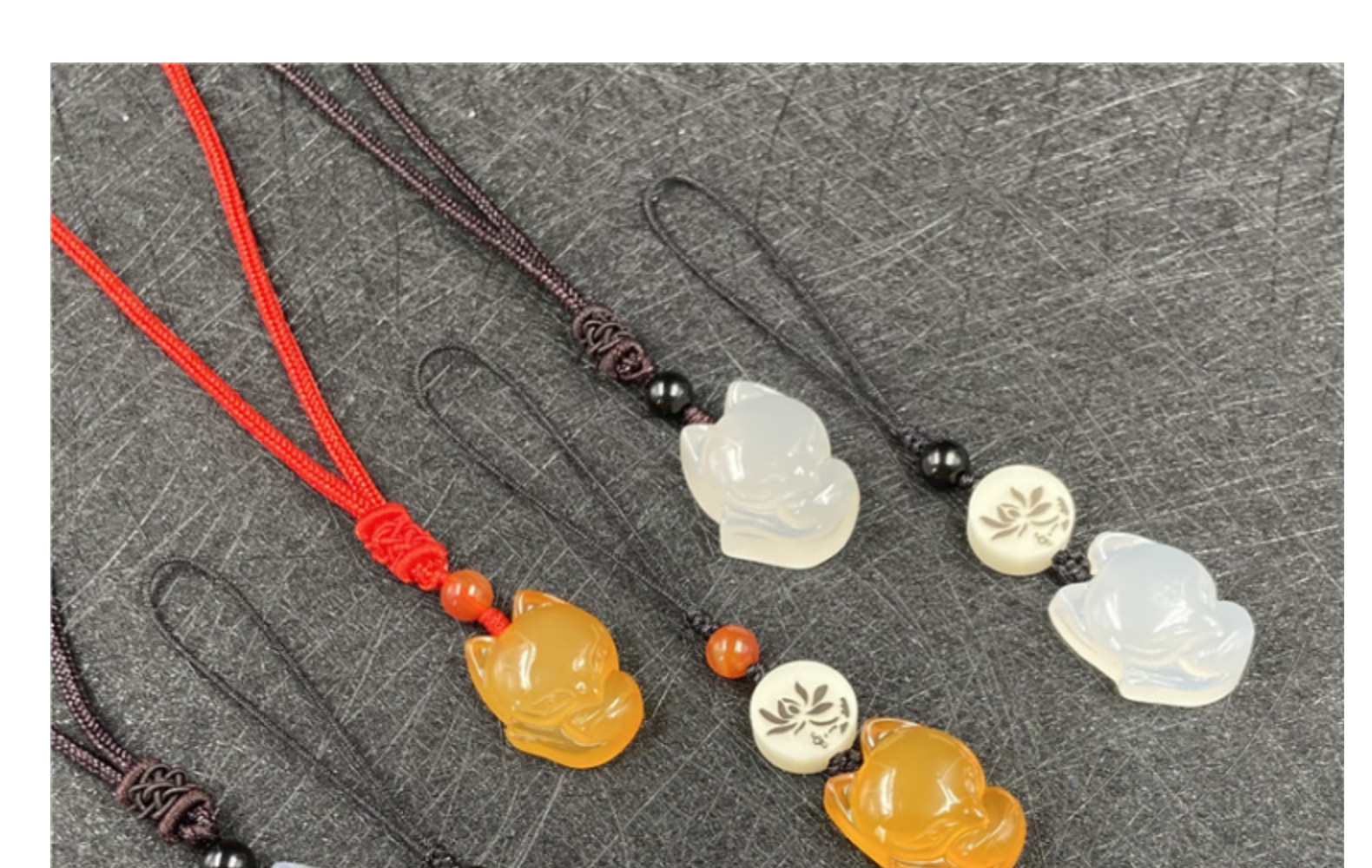 Ethnic Little Fox Agate Pendant Necklace display picture 3