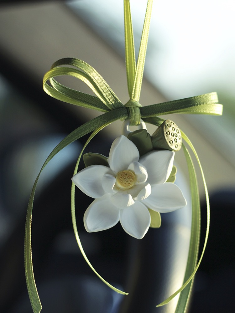 Fábrica al por mayor Lotus coche colgante coche aromaterapia Lotus fragancia Piedra buena suerte continua coche espejo retrovisor fragancia