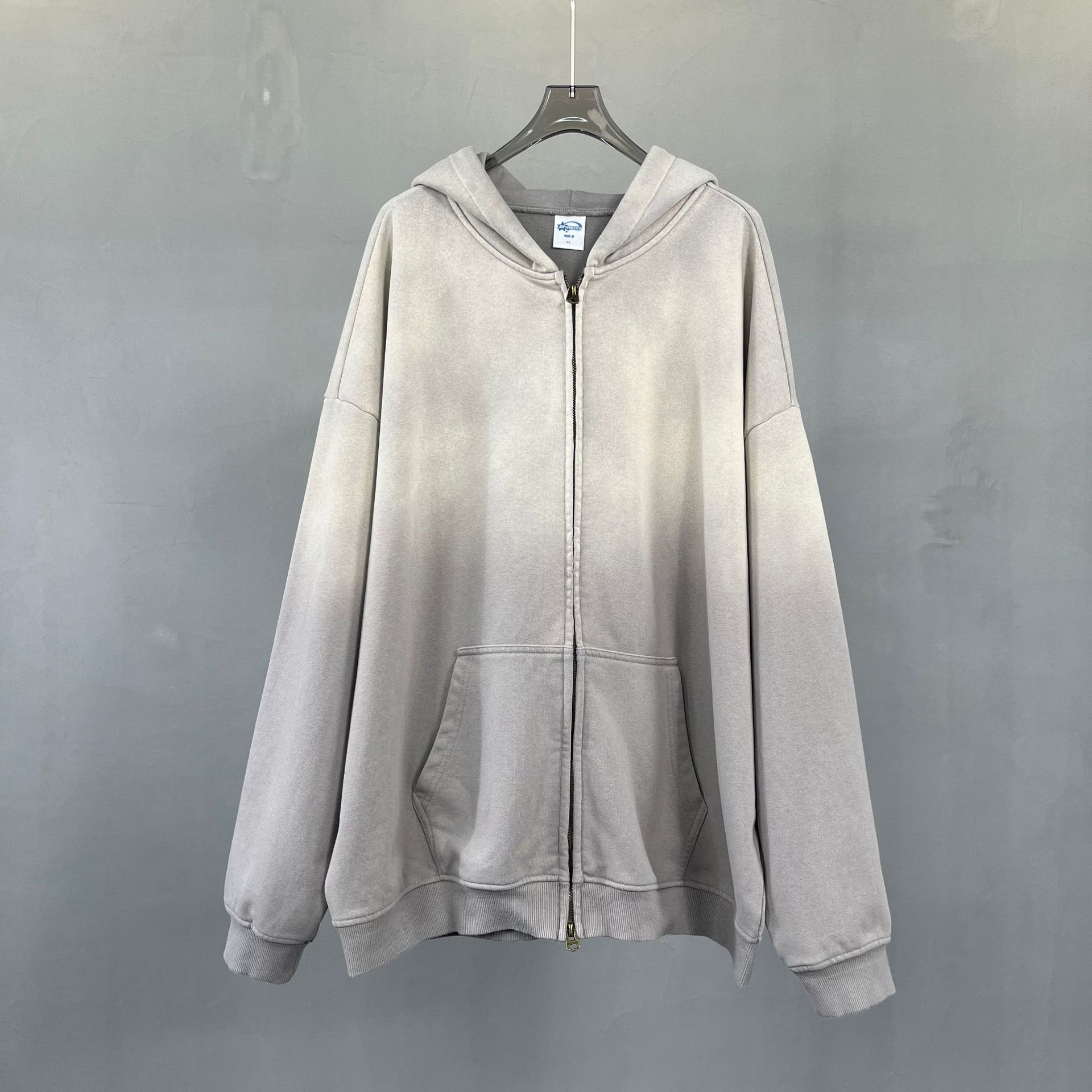 Vīriešu apģērbs, mazgāts uz ielas, veci krāsots aerosola krāsā, balts, kapuci, žurku soma, rāvējslēdzēja jaka, lielizmēra džemperis, kapučjakas._voghion.com