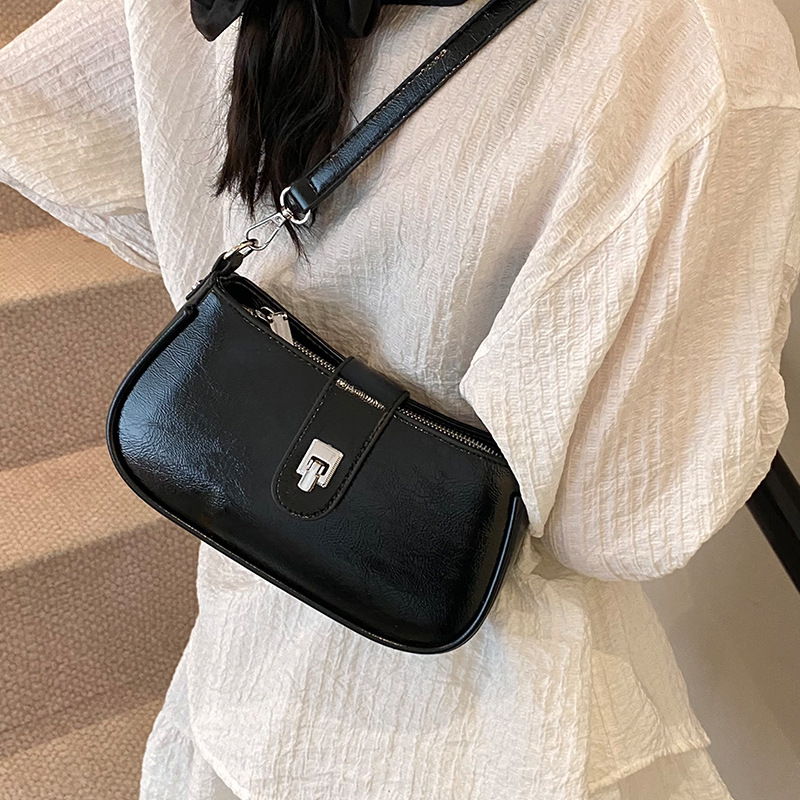 retro one-shoulder bag for leisure