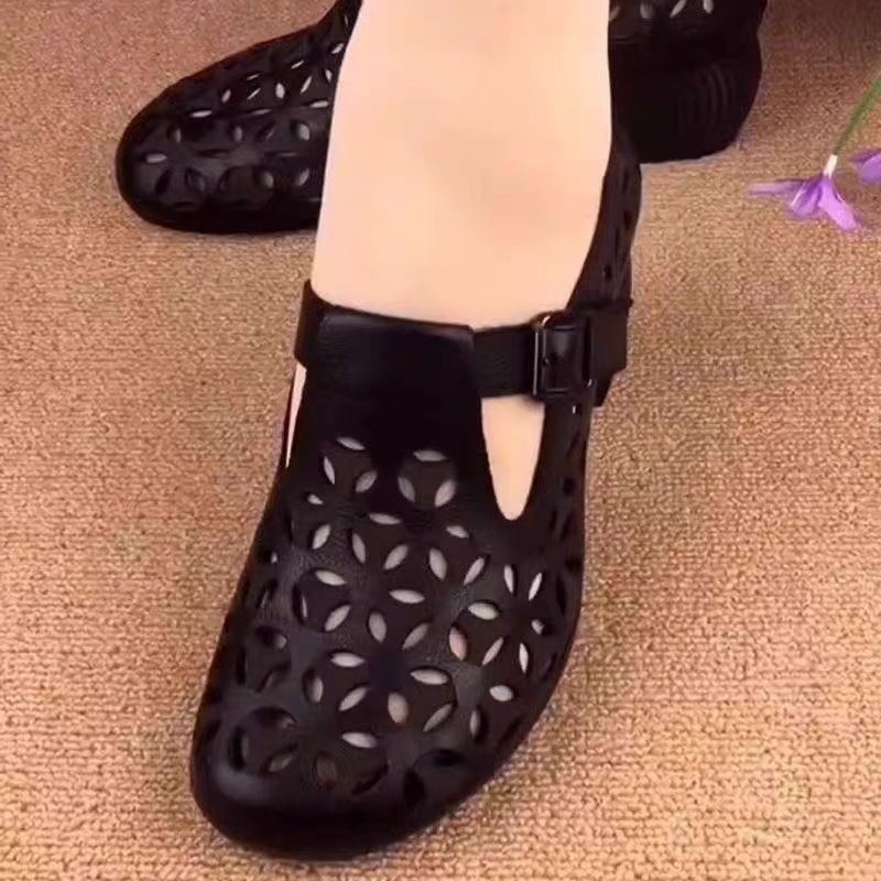 2026 verano nuevo hueco flor de moda versátil tacones gruesos resistentes al desgaste cómodos agujeros súper suaves sandalias de tacones altos