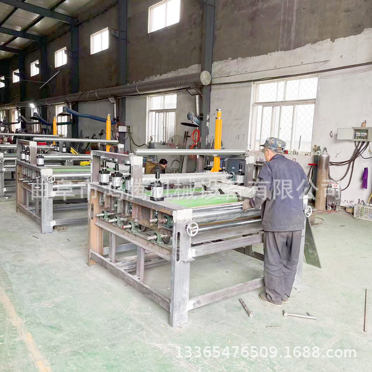 鸿腾全自动木饰面板贴面机自动修边木塑板涂胶覆膜机家具板贴纸机