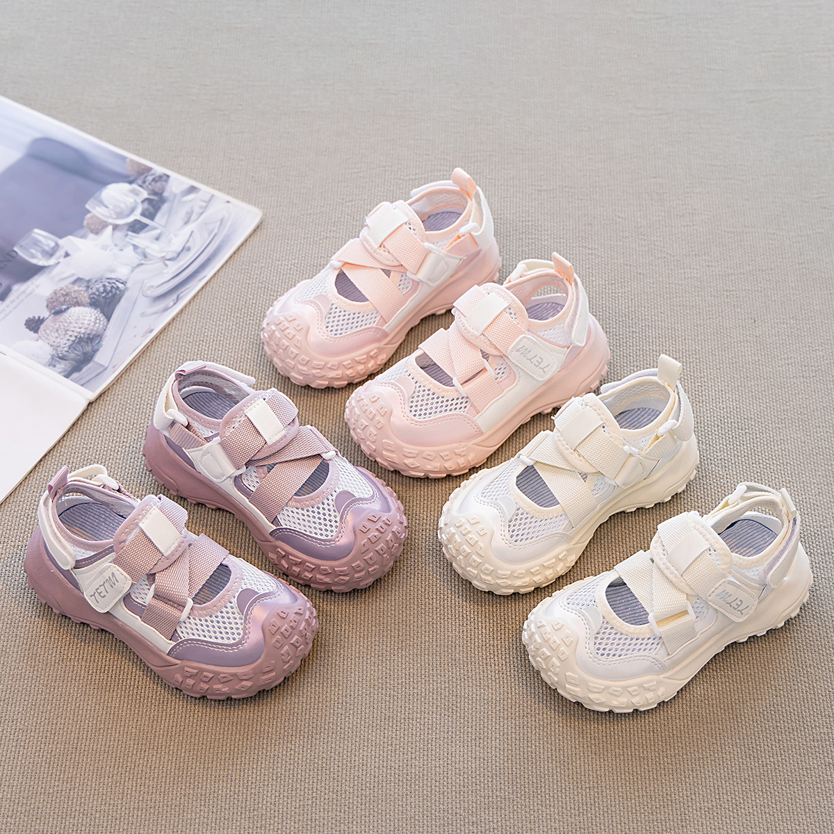 Sandalias deportivas para niñas Zapatos de malla transpirables para niños de verano 2025 nuevos zapatos casuales de malla hueca para niños