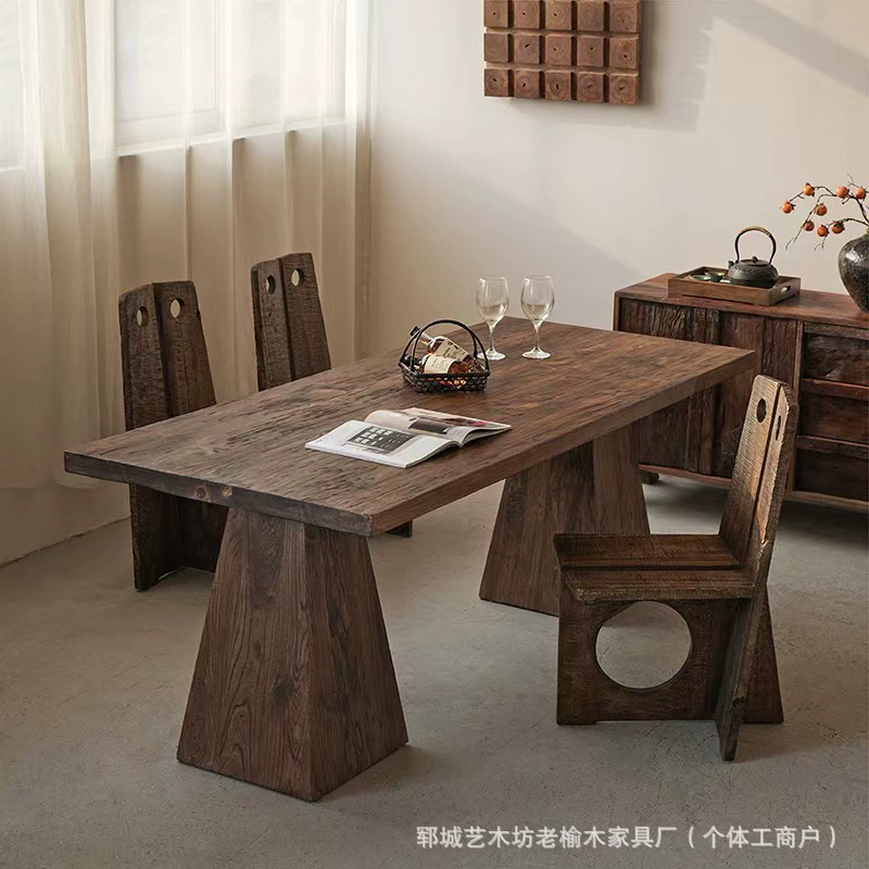 Старый гостевой стол из вяза в тихом ветре