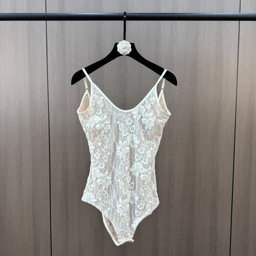 Lingerie-style backless top with lace innerwear for a fit-and-flare design, white spaghetti strap for spring and summer wear.