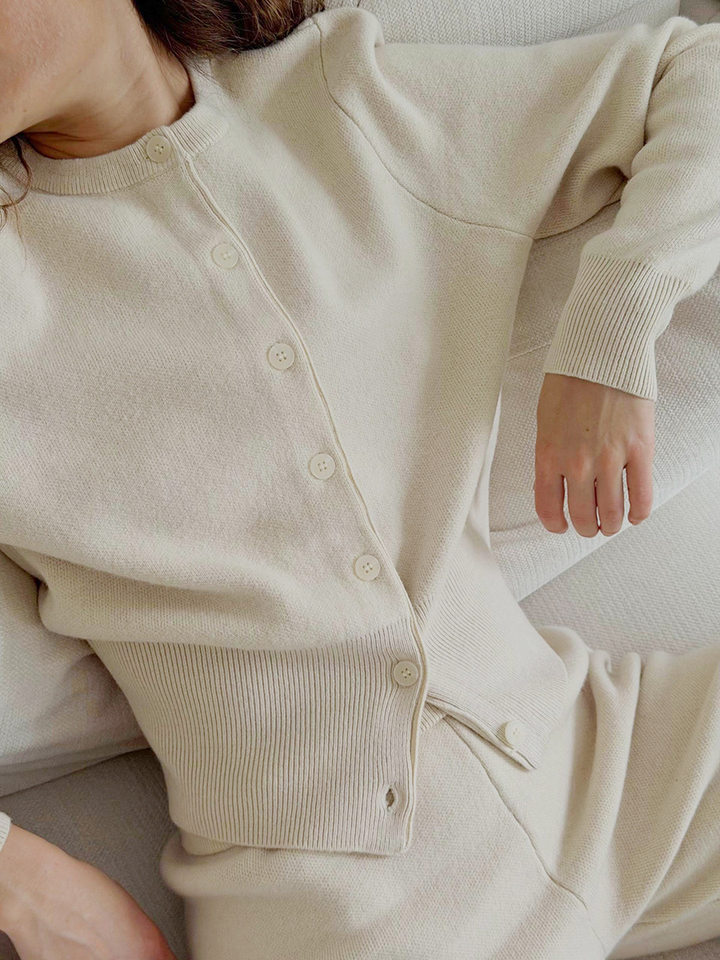 Bộ đầm dệt kim nữ gồm áo cardigan cài nút dáng ôm và quần ống đứng — Màu be, màu xám