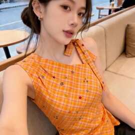 多巴胺风橙色格纹蝴蝶结斜肩背心女夏外穿超好看辣妹掐腰无袖上衣