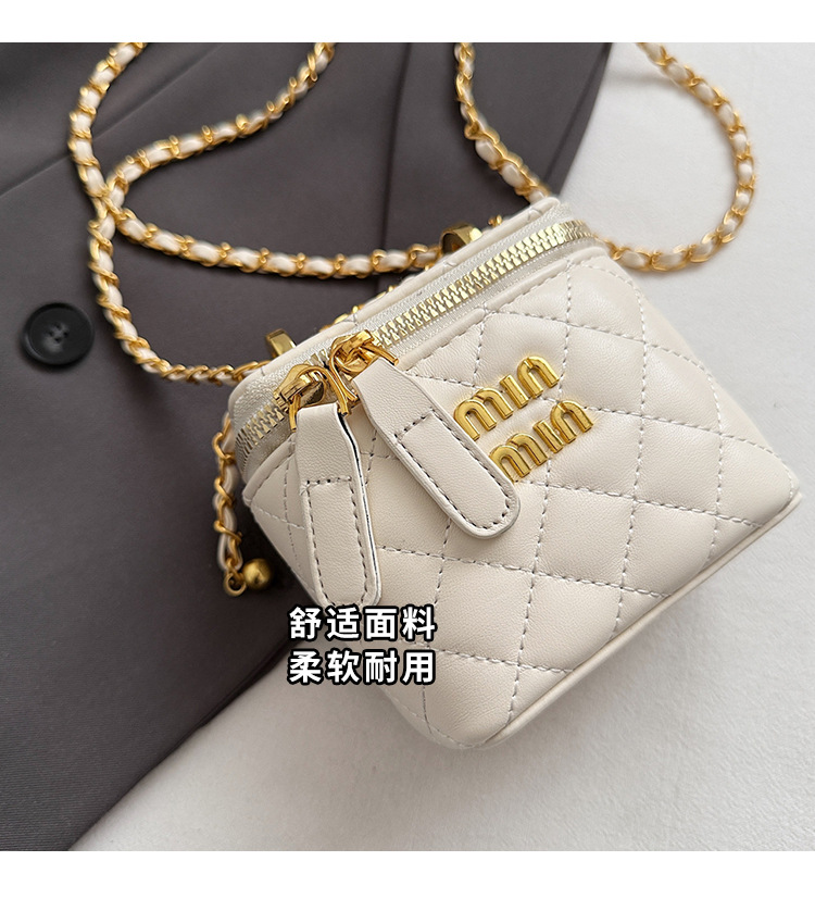 Little Bag Women 2025 Summer New Fashion diamond-shaped chain patent leather crossbody bag, versatile single-shoulder hand-carry bucket bag Application Scenario