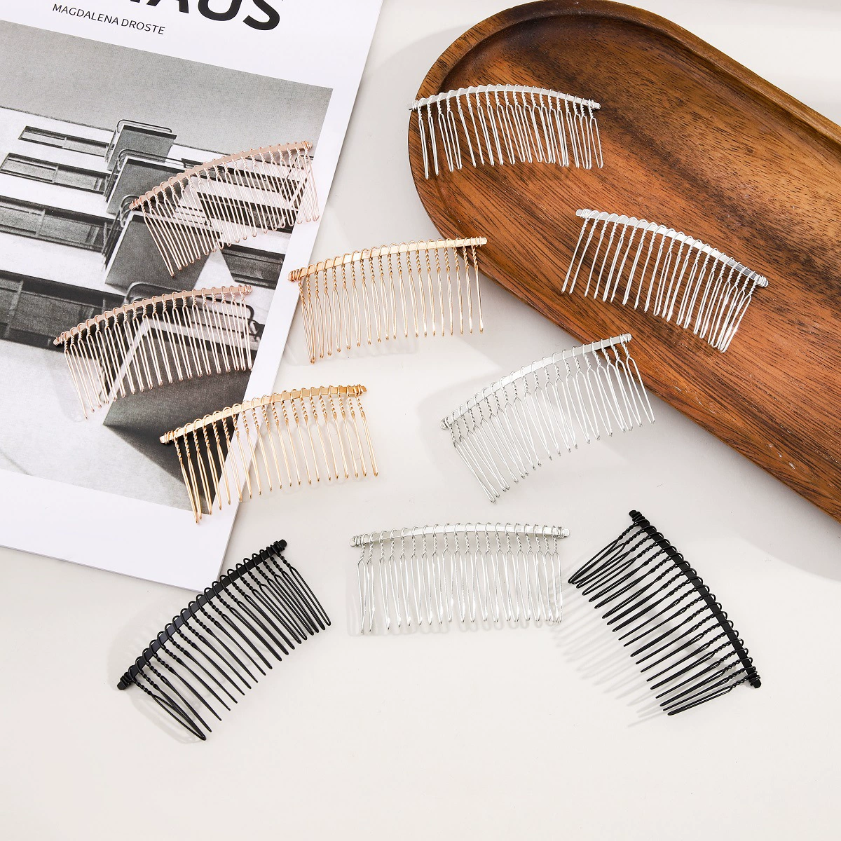 Гуандун скручивает и расчесывает волосы, чтобы отделить аксессуары для головных уборов