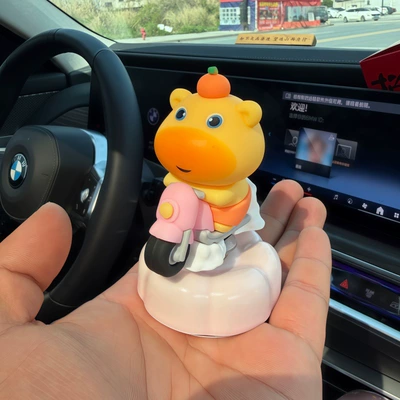 Car ornaments – Capybara Lulu Spinning