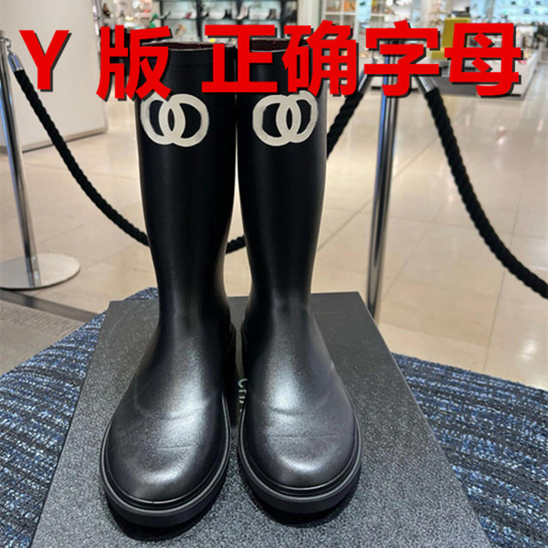 Fashionable high boots platform