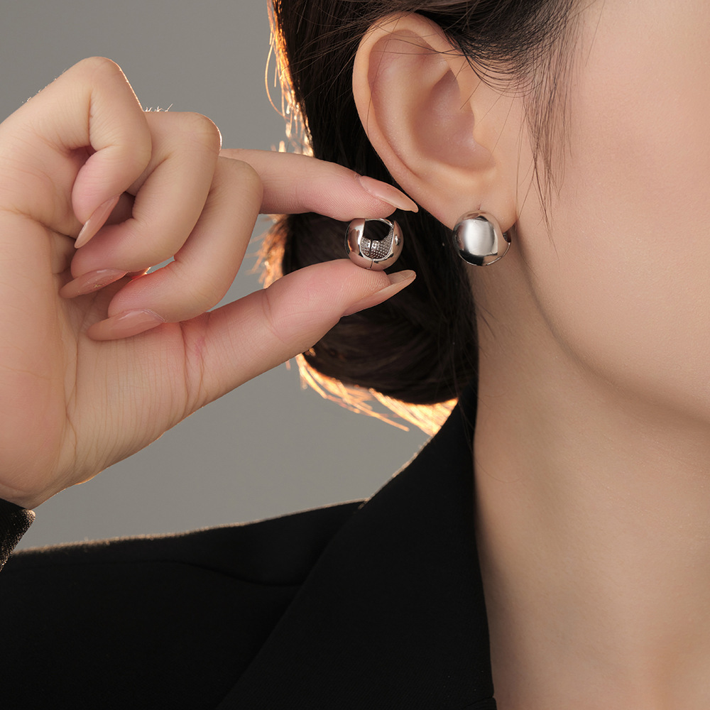 Orecchini a lobo minimalisti con sfera per donna design_voghion.com