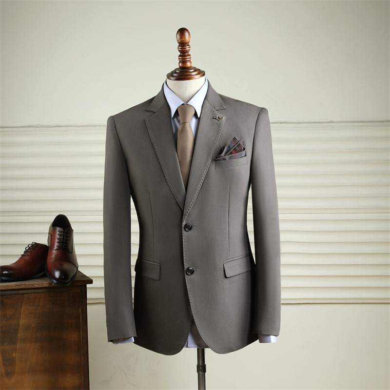 Elegante abito da smoking da uomo, abbigliamento sartoriale da gentiluomo per matrimonio, sposo, testimone, colloquio di lavoro, stile skinny board._voghion.com