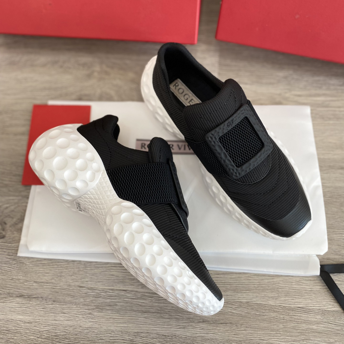 검은 흰색 바닥 걸쇠