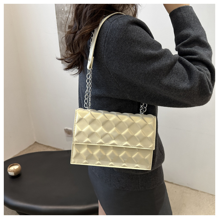 The 2024 autumn new embossed diamond-shaped single-shoulder crossbody bag with a chain design is a niche, fashionable, simple and retro small square bag undefined