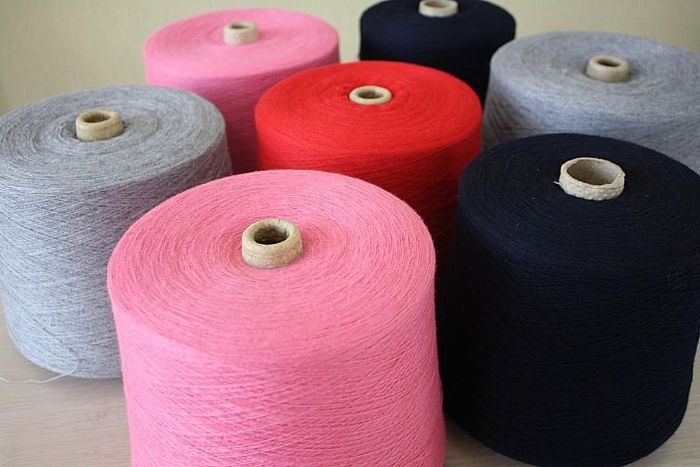 厂家现货批发2/28NM 30W/70A巴素兰毛腈混纺纱针织纱色纱胚纱