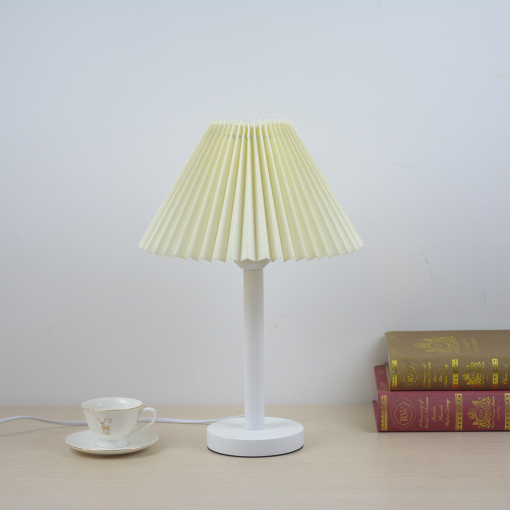 Lámpara de mesa plisada de noche de dormitorio de madera maciza nórdica Corea del Sur internet celebrity ins B & B cafe dormitorio lámpara de decoración nocturna