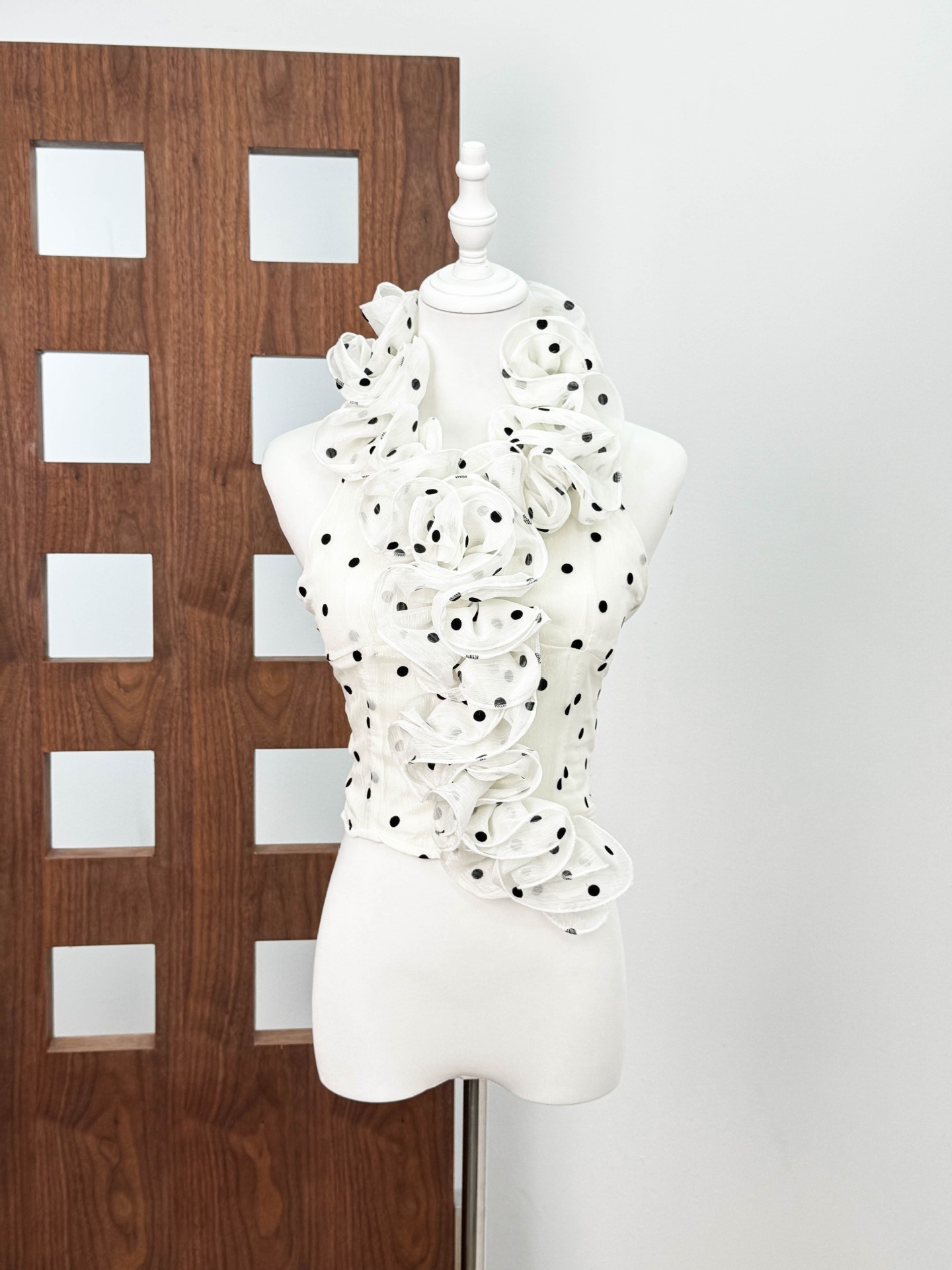 Diseño de nicho ondulado de collar de flores polka vestido vestido vestido ondulado punto de loto encaje de espalda colgante chaleco vestido corto