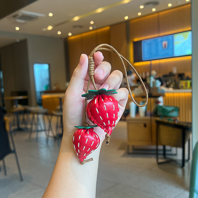 时尚原创手工植鞣牛皮草莓甜心包包挂件钥匙扣女包挂饰品
