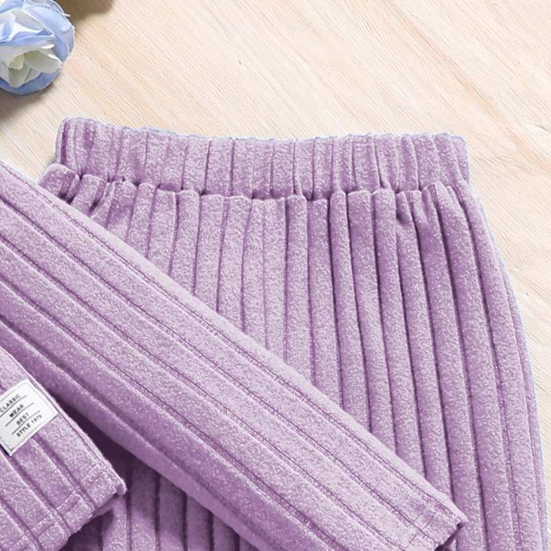 Traje casual para niñas, novedad de otoño e invierno de 2024, top de manga larga con rayas en los hoyos, pantalones acampanados, ropa para niños_voghion.com