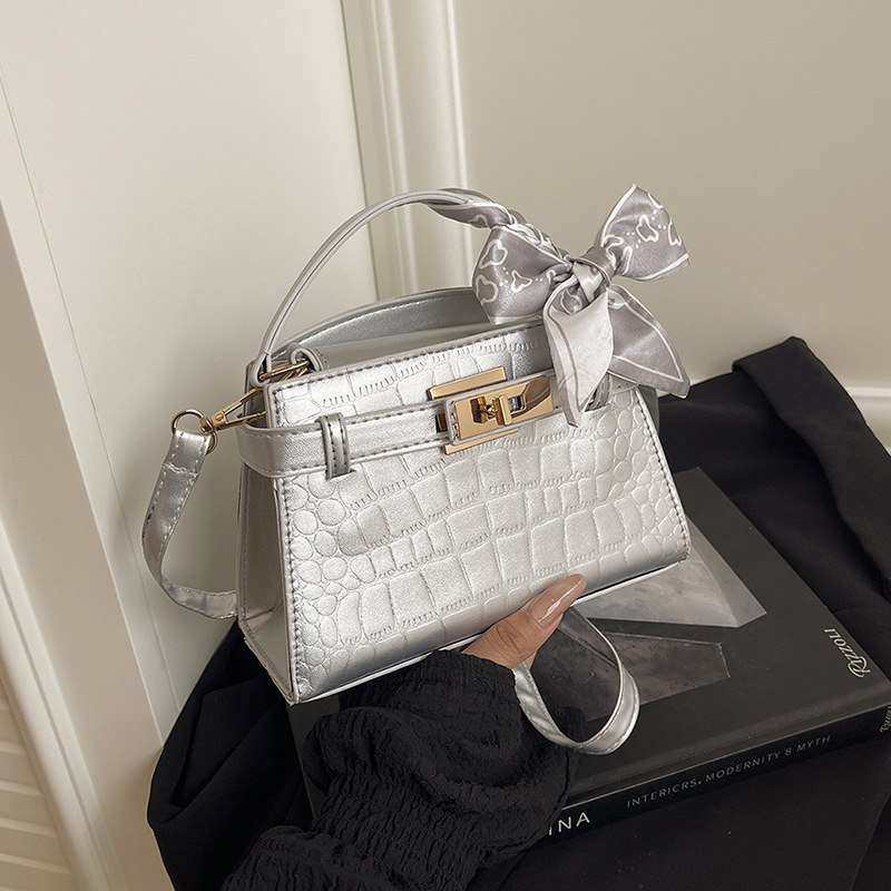 Bolso de mano de nicho de sentido de alta gama para mujer 2025 nuevo bolso de mensajero de un solo hombro simple de verano bolso Kylie de viajero salvaje