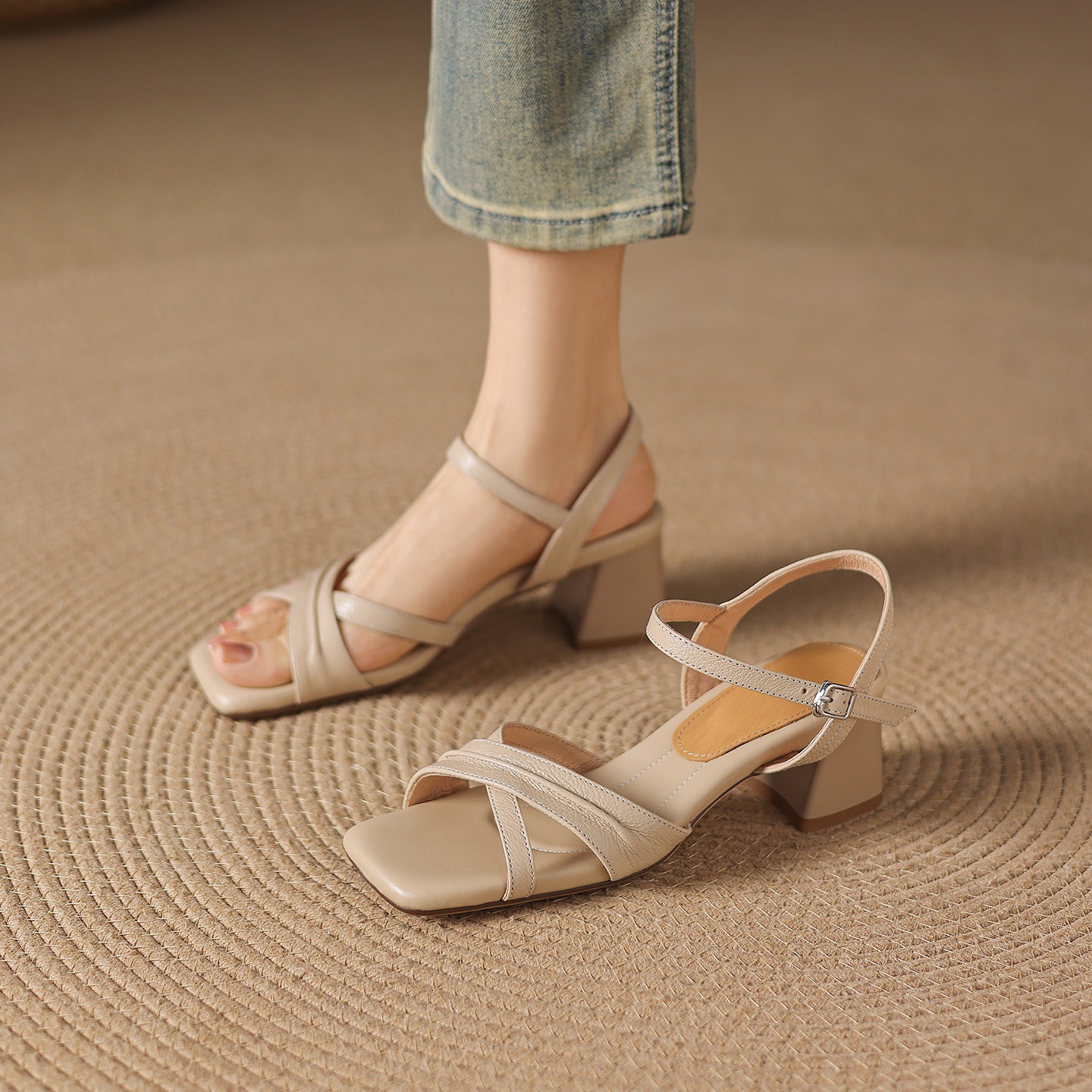 Sandal nữ hở mũi đầu vuông da dê gót thô 5 cm size lớn 40–43 — màu be