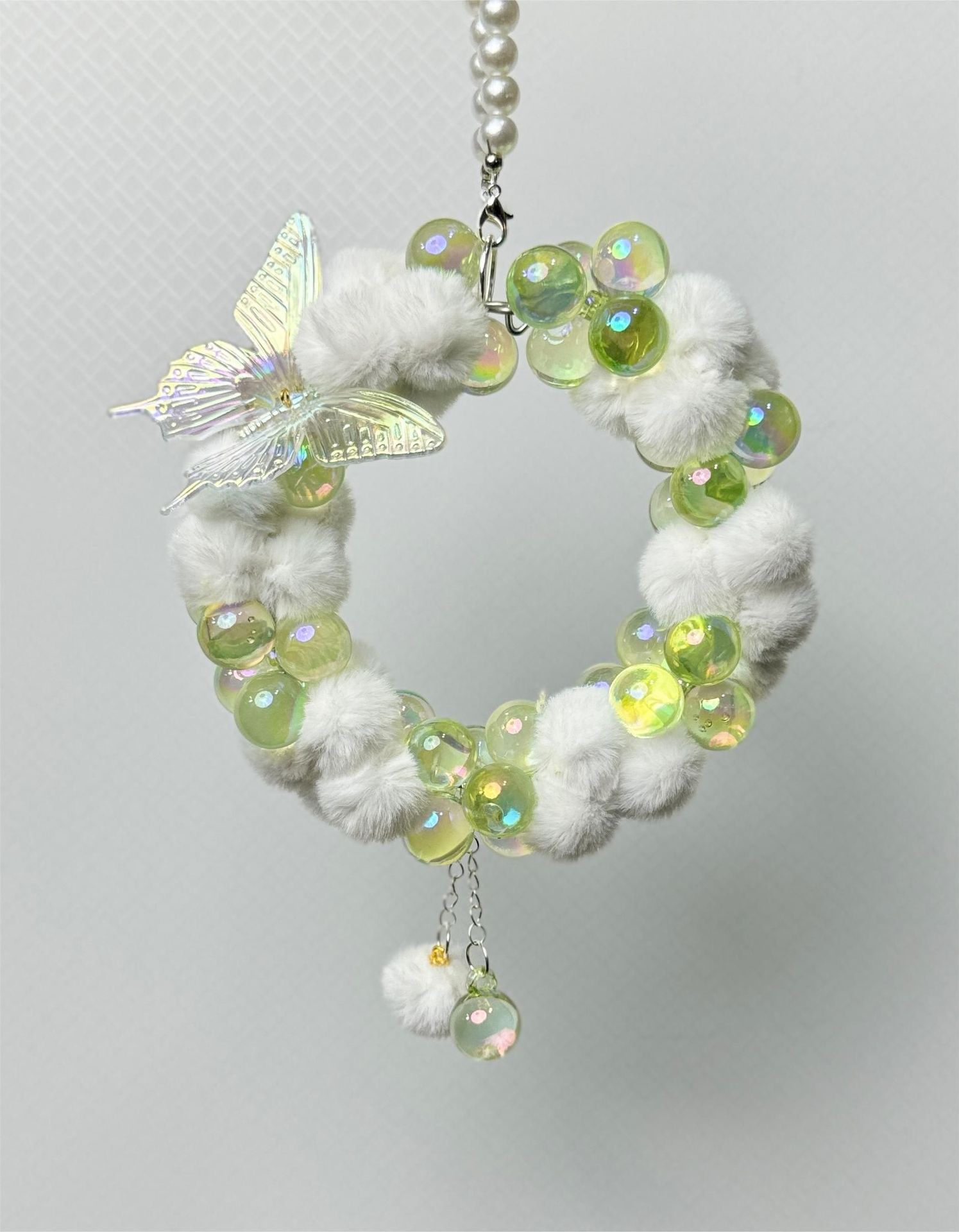 녹색 번디 비즈와 흰색 모피 공 모델(아기 포함)