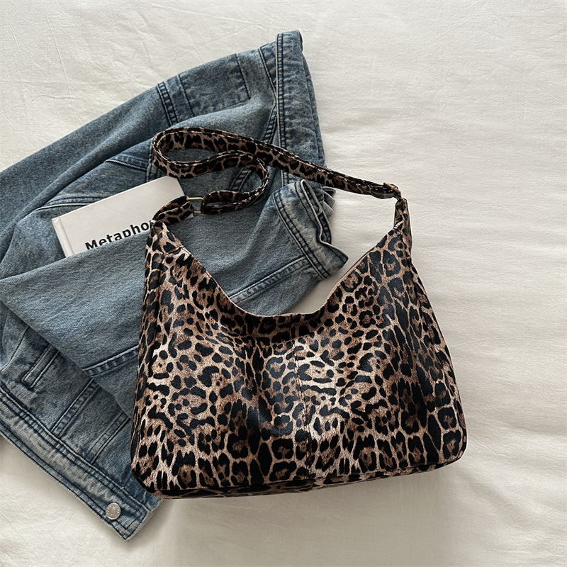 Bolsa de gran capacidad para mujeres 2024, invierno nuevo estilo extranjero, textura coreana, bolso de hombro para clase de viaje a la moda.