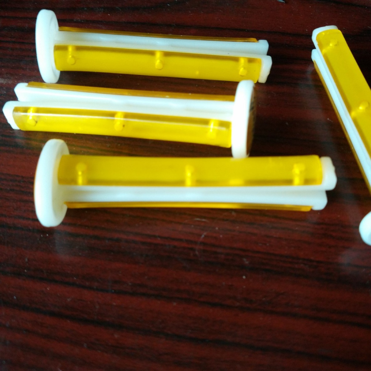 提供汽车香水片双色包胶成型加工 塑料香片模具加工 手板打样印刷