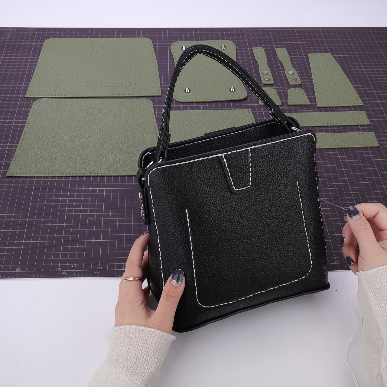 블랙 소재 가방