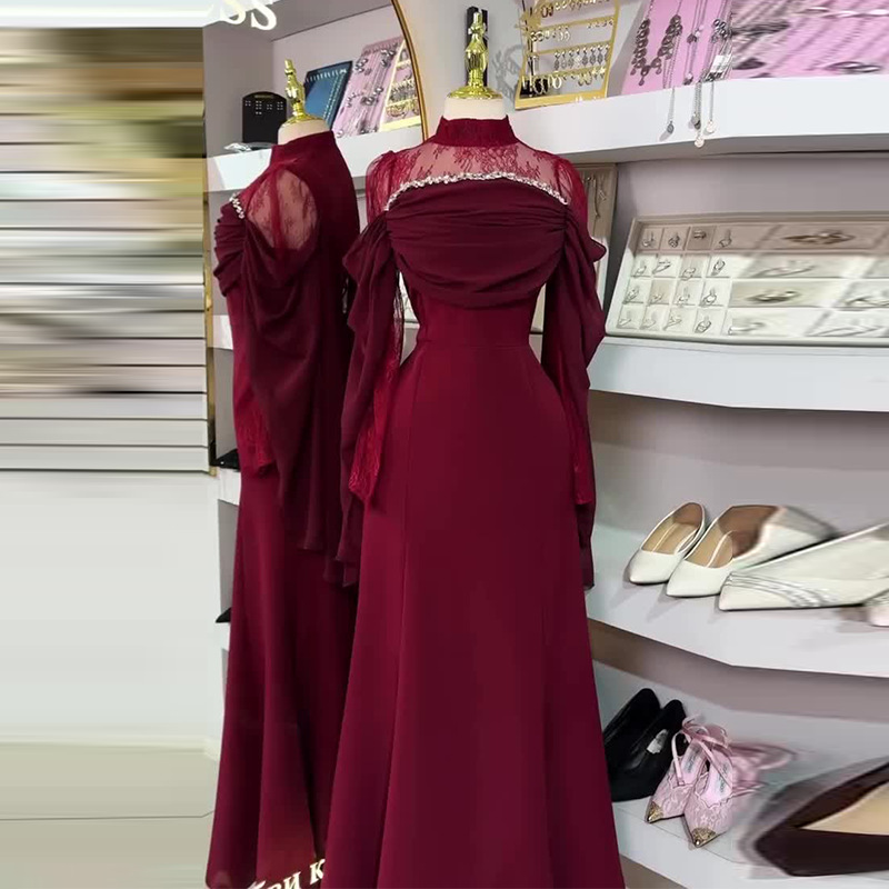 Qadın krujevalı və daş bəzəkli qırmızı beli bağlanan paltar