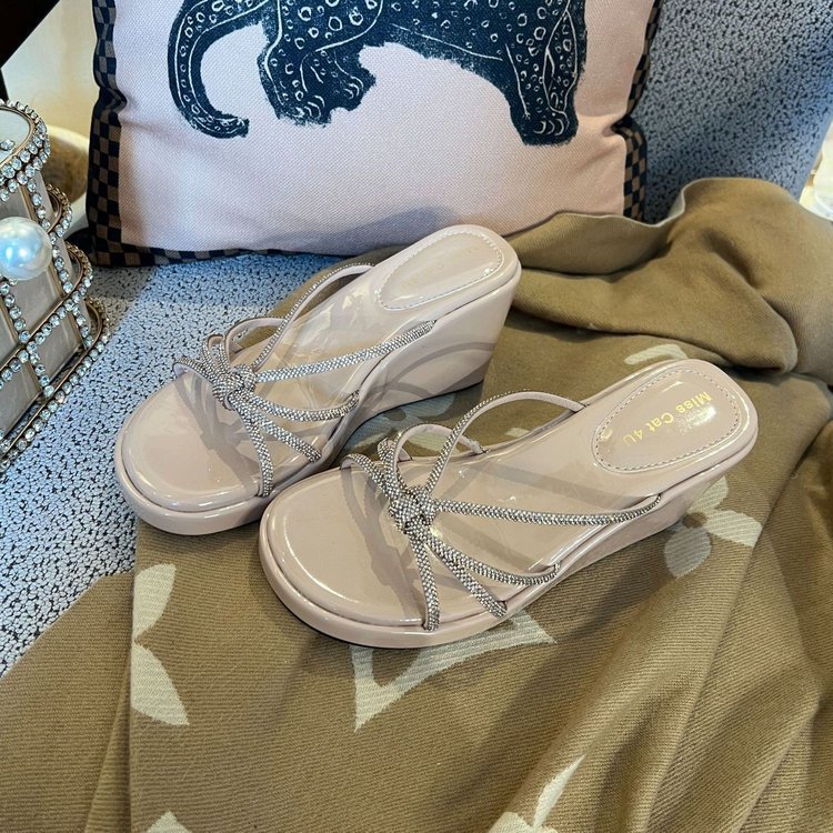 Explosión de pendiente con zapatillas de una sola línea para mujeres 2026 verano nuevo aumento de altura con falda de diamante zapatillas para mujeres