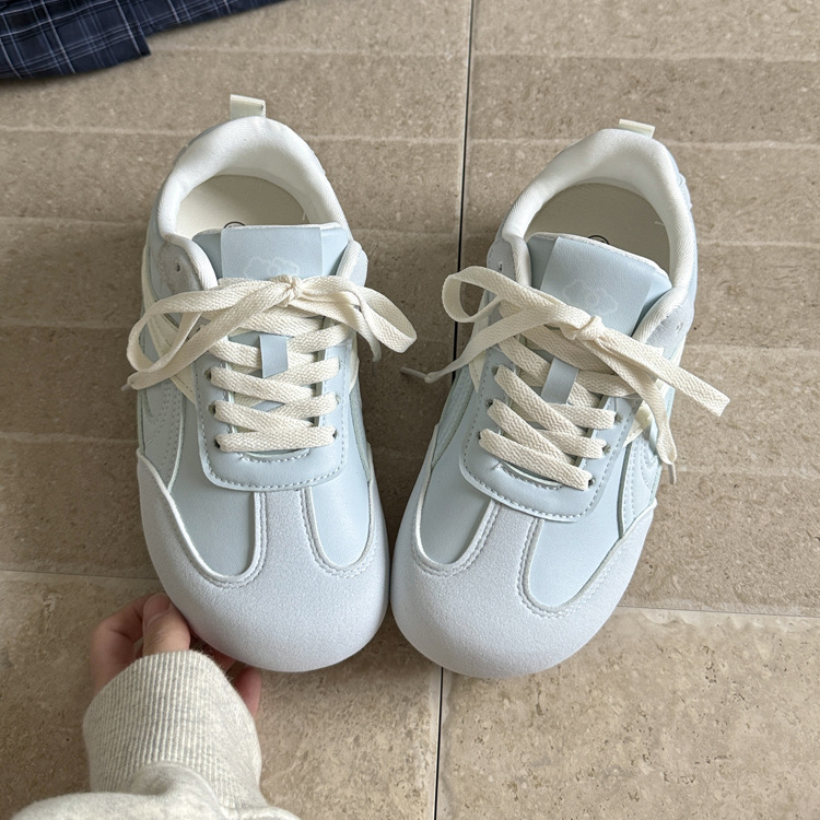 Retro zapatos de entrenamiento alemán para mujeres invierno 2025 nuevos bonitos zapatos blancos de moda zapatos de skate casuales para mujeres