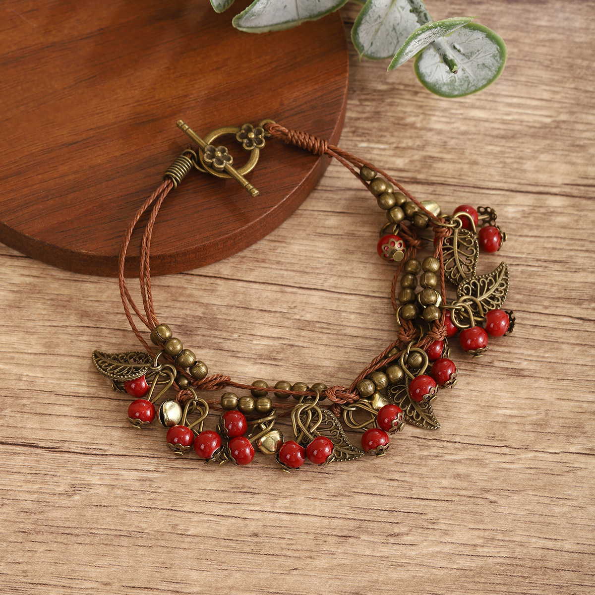 Atmospheric retro fashionable bracelet with tassels