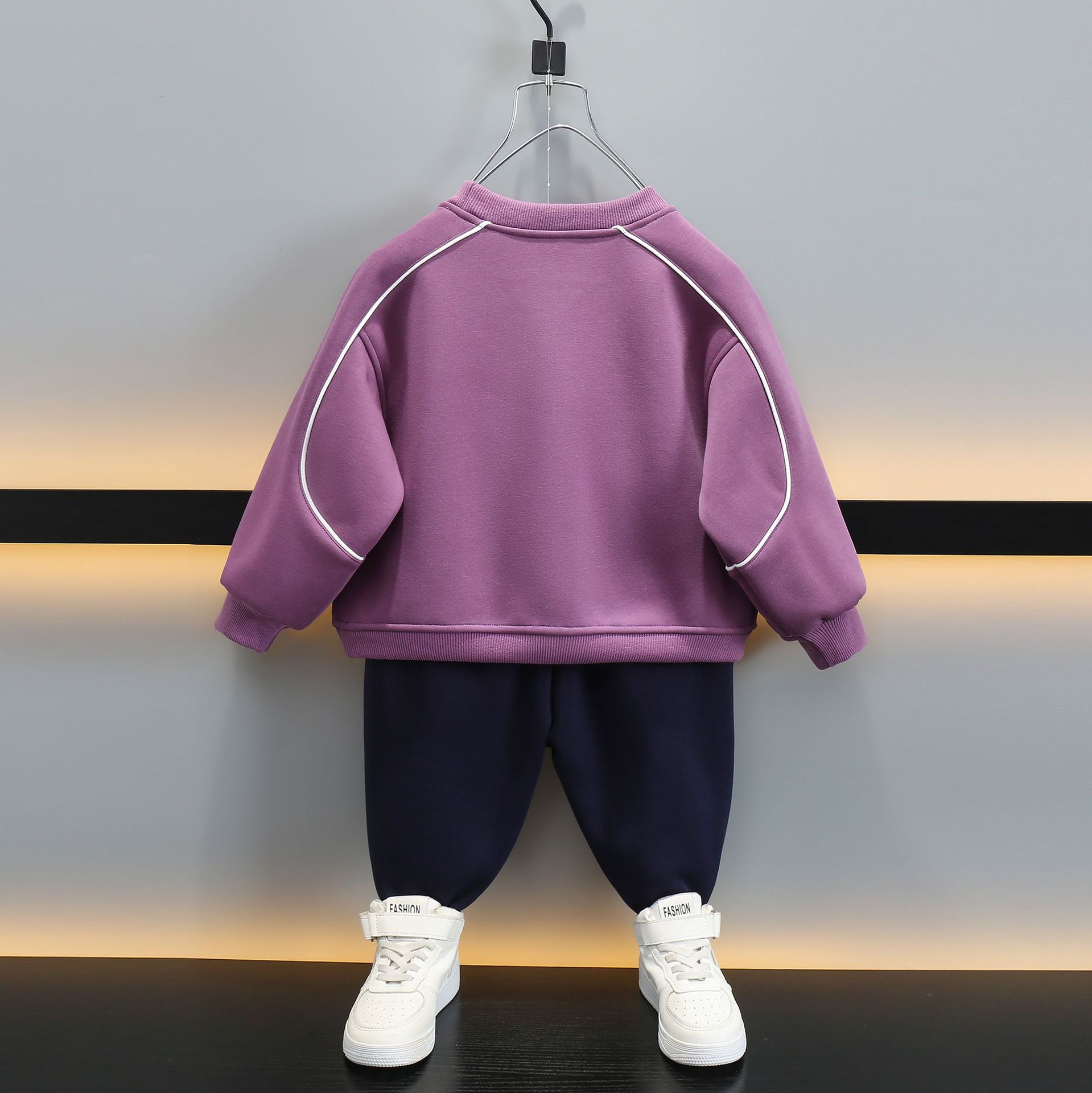 6518 traje de terciopelo para niños 2025 nuevo traje deportivo de suéter de dos piezas grueso para niños pequeños y medianos