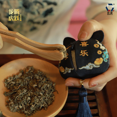 [Qian Li] Twelve zodiac sachets, tassel sachets, traditional handmade three-dimensional embroidery green dragon and safe blessing bags
