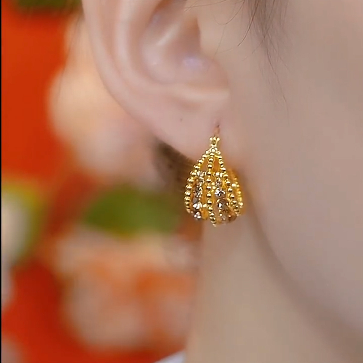 Sophisticated classic golden basket with zircon