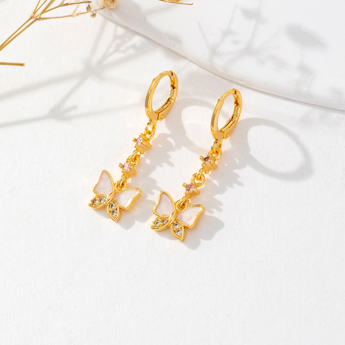 Xiyin Cross-border Nicholls diseño único de lujo ligero estilo de mariposa estilo de bisel aretes frescos