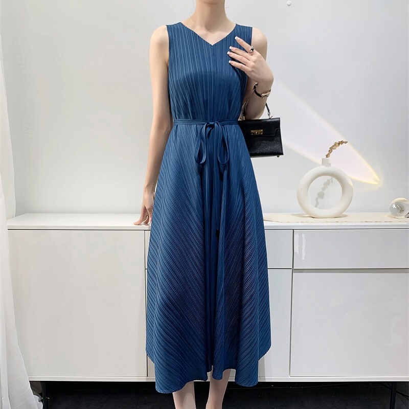 Spring and Summer 2024 Pleated dress Women's Elegant Age-reducing Loose plus size Mid-length V-neck Strap Vase Dress