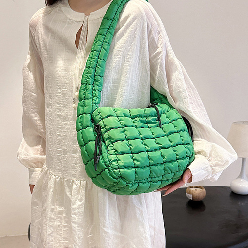 Cross-border wholesale 2024 summer new fashion simple trend casual pleated large capacity cloud pattern shoulder bag and crossbody bag