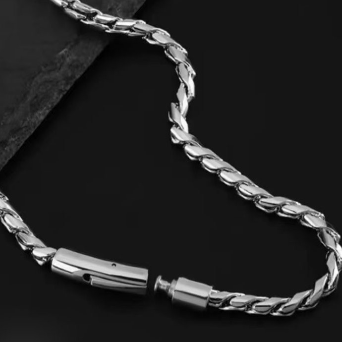 Cuban Link Chain Necklace For Men In Stainless Steel And Titanium_voghion.com