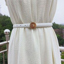 �r��СƤ��Ů���ٴ��b�ɫ�����ȹ���r�����������B��ȹ��W��