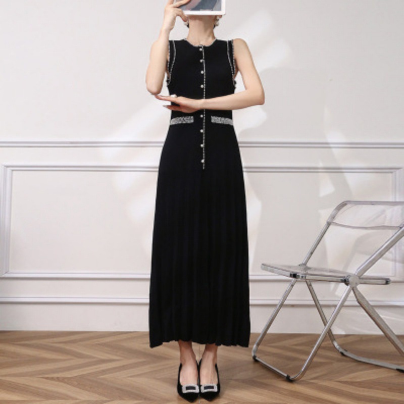Luxuriöses Strickkleid Mit Perlenbesatz Und Hohem Schlitz_voghion.com