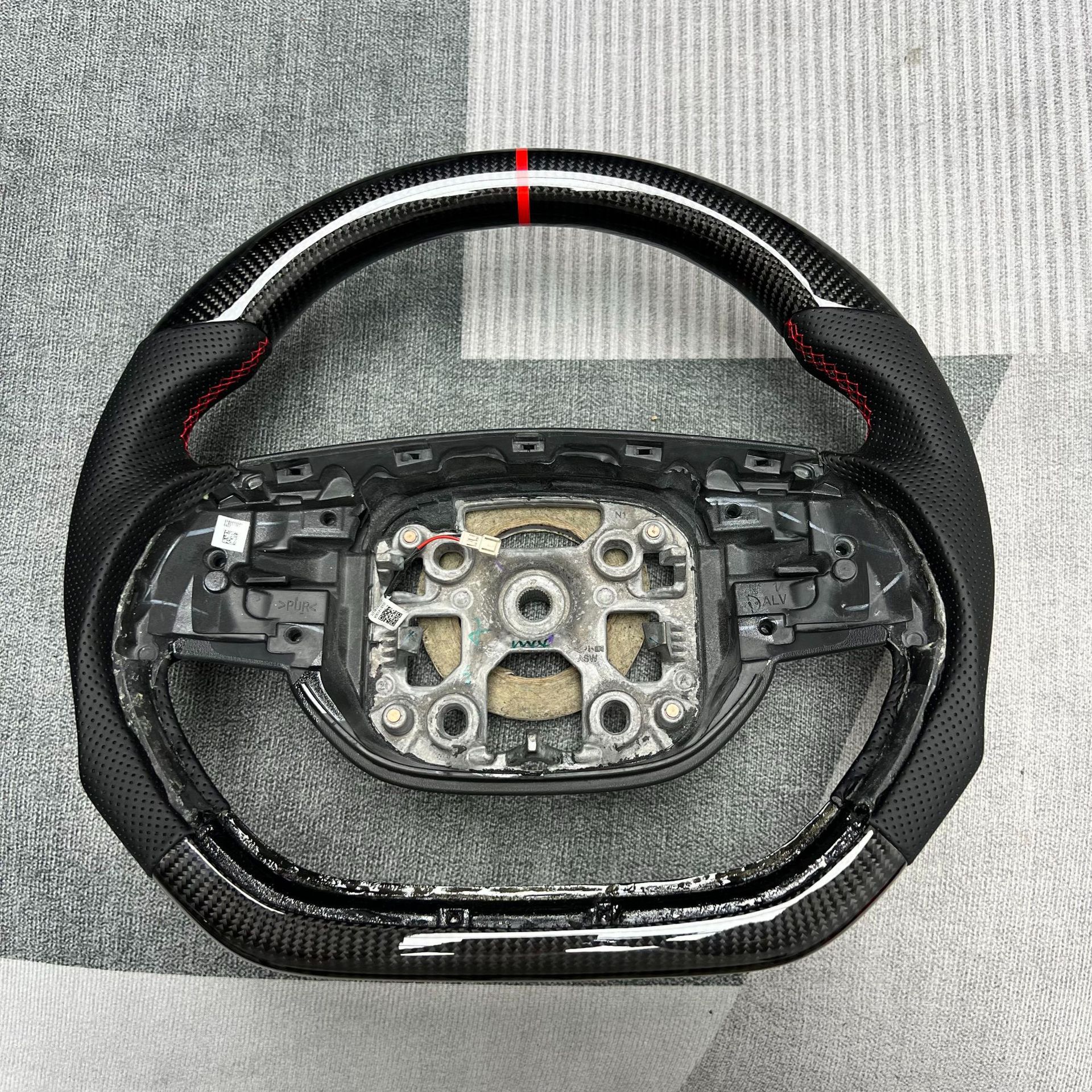 Car Carbon Fiber Steering Wheel Customization Is Suitable for Xpeng Car Interior Steering Wheel Assembly Upgrade and Modification Processing