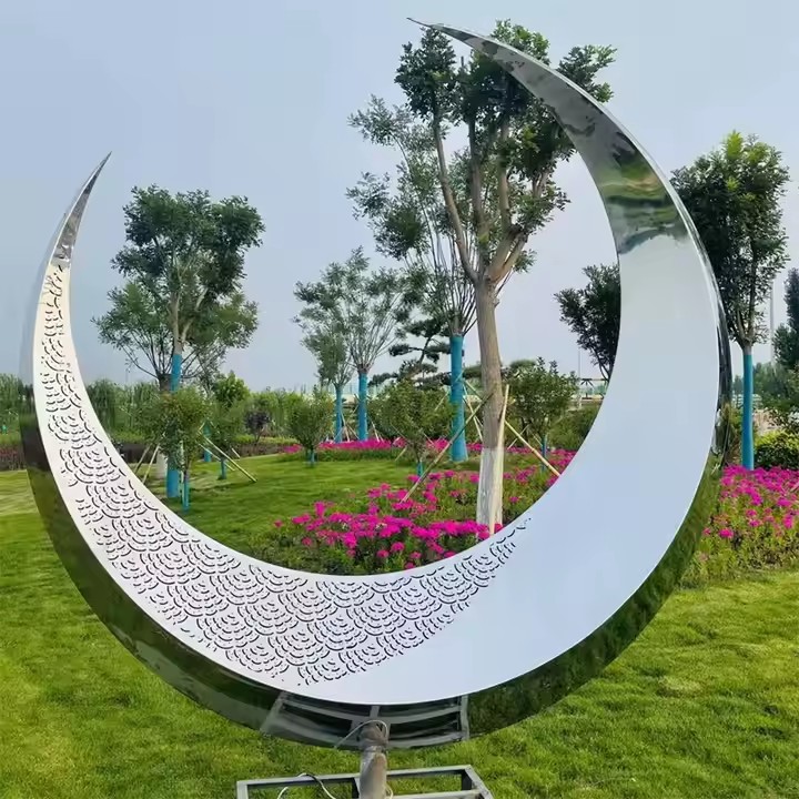 Скульптура луны из нержавеющей стали